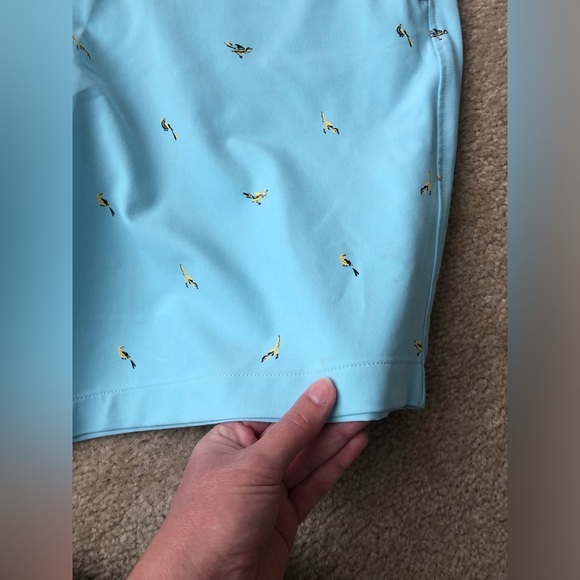 Under Armour Men’s 38 Golf Printed Storm Shorts in Light Blue w/Yellow Birds - Picture 11 of 14